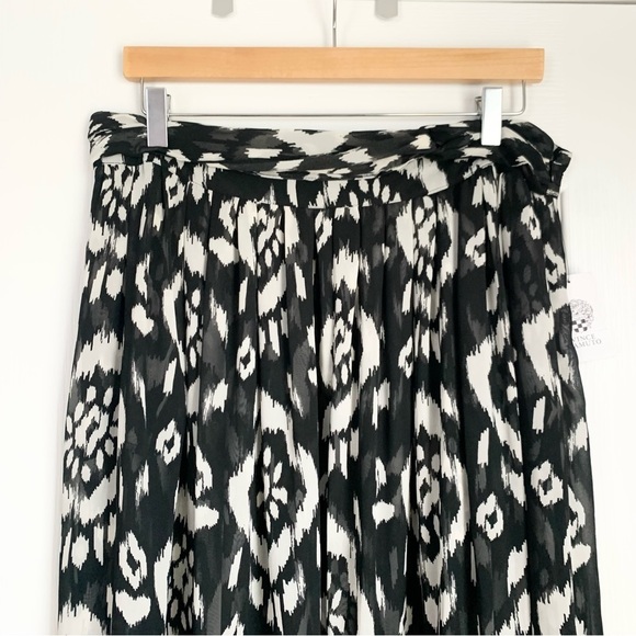 *Snags* NWT Vince Camuto Black and White Printed Chiffon Maxi Skirt - Picture 2 of 12